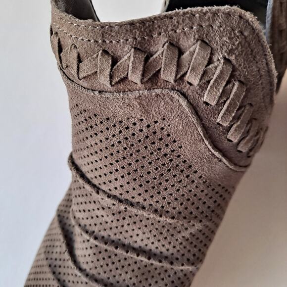 Vince Camuto Palmina Perforated Suede Block Heel Ankle Boot Brown Women Size 9.5 - Picture 9 of 13
